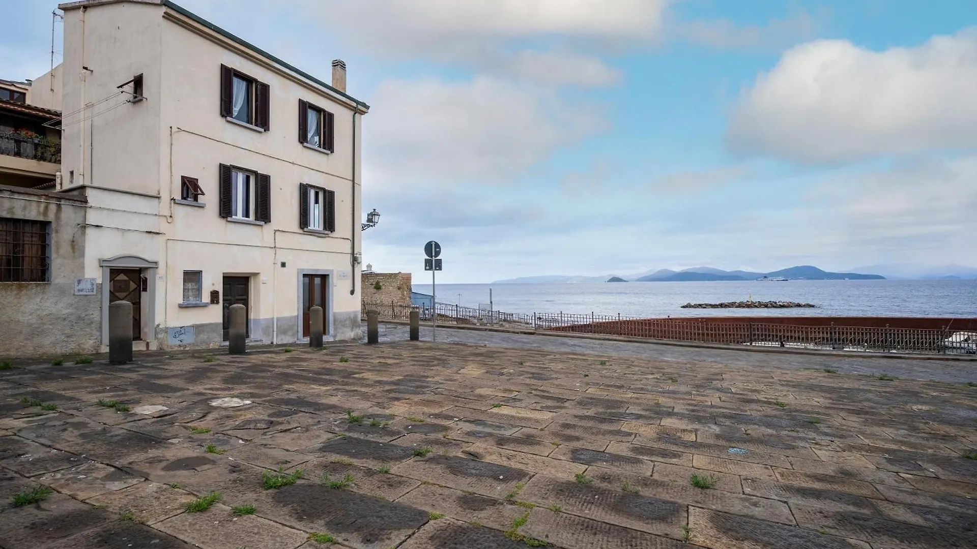 Sea View In The Heart Of Piombino Apartman 0*,